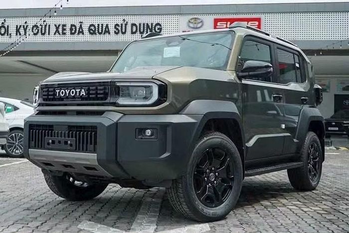 Cuối cùng là 7 túi khí cùng gói công nghệ an toàn chủ động Toyota Safety Sense, bao gồm hệ thống cảnh báo tiền va chạm kiêm hỗ trợ phanh, hệ thống kiểm soát hành trình thích ứng, cảnh báo lệch làn đường, đèn chiếu xa tự động thích ứng và hỗ trợ phanh khi đỗ xe.