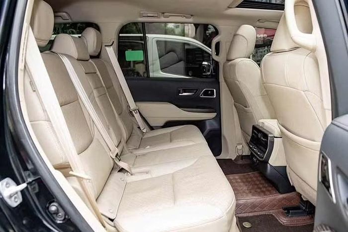 Bên trong Toyota Land Cruiser FJ là không gian nội thất 5 chỗ khá rộng rãi và thoáng đãng nhờ chiều cao nổi bật. Xe sở hữu các nút điều khiển vật lý được bố trí trực quan để người lái dễ thao tác ngay cả khi vận hành trên địa hình xấu, kèm bảng đồng hồ kỹ thuật số 7 inch và màn hình giải trí trung tâm 12,3 inch.