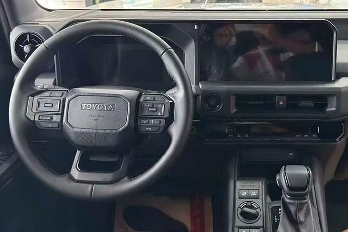 Tại Việt Nam, Toyota Land Cruiser FJ chỉ có duy nhất 1 phiên bản và giá khởi điểm cao hơn cả đàn anh Fortuner dù kích thước nhỏ hơn nhiều. Cụ thể, mẫu xe này sở hữu kích thước dài x rộng x cao lần lượt 4.575 x 1.855 x 1.960 mm và chiều dài cơ sở 2.580 mm. Bù lại, xe gây ấn tượng với thiết kế vuông vức, khỏe khoắn và thực dụng.