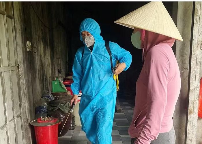 Lực lượng chức năng phun hóa chất diệt muỗi cho các hộ dân. Ảnh: Thu Hòa.