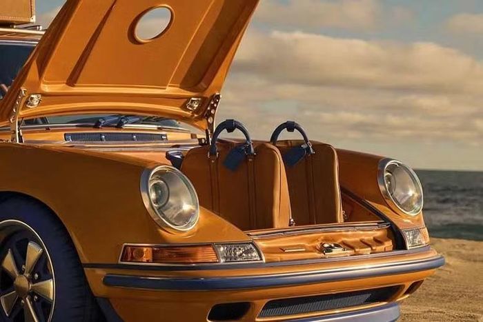 Chiếc xe đầu tiên là một chiếc Porsche 911 được Singer tái thiết kế – phiên bản cổ điển với màu nghệ tây và xanh coban, cùng giá nóc được thiết kế đặc biệt có thể chở vali, ván lướt sóng hoặc một cặp ván trượt tuyết. Màu nêu trên gắn bó mật thiết với di sản của Louis Vuitton.