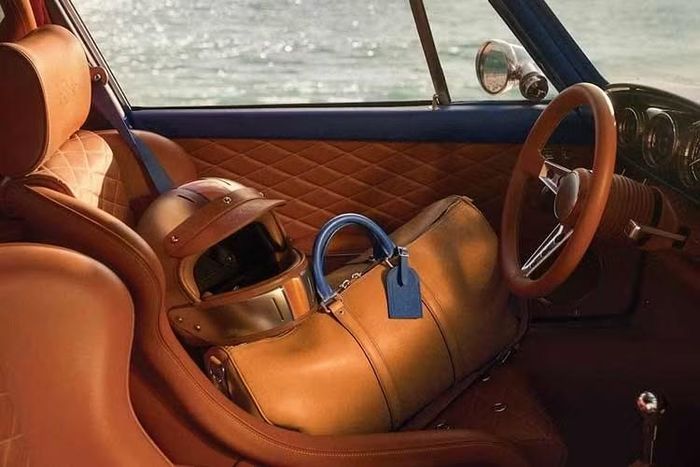 Các nghệ nhân của Louis Vuitton đã lựa chọn chất liệu da cho ghế ngồi, trong khi nhóm của Singer thực hiện nội thất bọc da. Viền tay nắm cửa sử dụng kỹ thuật nhuộm viền tương tự như trên các túi xách Louis Vuitton, với đường chỉ khâu màu vàng xuyên suốt. Họa tiết dập nổi hình kim cương trên ghế ngồi, viền cốp trước và khoang động cơ phía sau gợi nhớ đến họa tiết “malletage” Louis Vuitton...