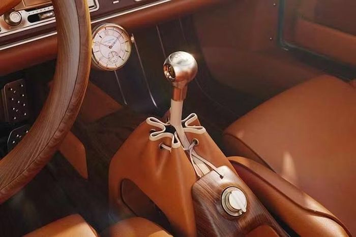 Chiếc xe thứ hai đưa sự hợp tác này theo một hướng hoàn toàn khác. Chiếc Porsche 911 Reimagined by Singer – Classic Turbo là một chiếc xe mui trần được thiết kế dưới sự chỉ đạo sáng tạo của Nicolas Ghesquière. Được hoàn thiện với màu trắng cùng những điểm nhấn màu nâu, chiếc xe kết hợp da và gỗ trong một sự diễn giải tinh tế về những chiếc thuyền máy cổ điển.
