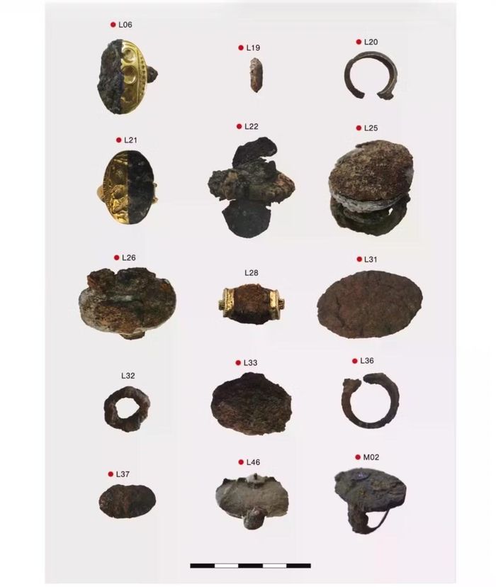 Những hiện vật được đánh dấu chấm đỏ là các mẫu có chứa nickel, cho thấy chúng có thể được chế tác từ sắt thiên thạch.