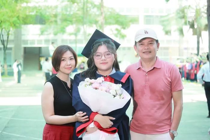 Hải Lam, Thủ khoa khối B toàn quốc, học sinh lớp 12B2 của trường bên gia đình.