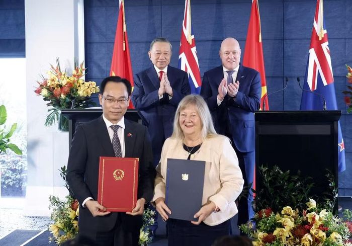 Tổng Bí thư, Chủ tịch nước Tô Lâm và Thủ tướng New Zealand Christopher Luxon chứng kiến trao văn kiện hợp tác về giáo dục giữa hai nước.