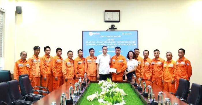 Lãnh đạo PC Điện Biên tặng quà động viên cho các thành viên Tổ hỗ trợ.