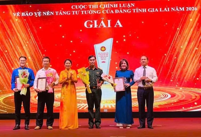 Ban tổ chức trao giải A cho các tác giả.