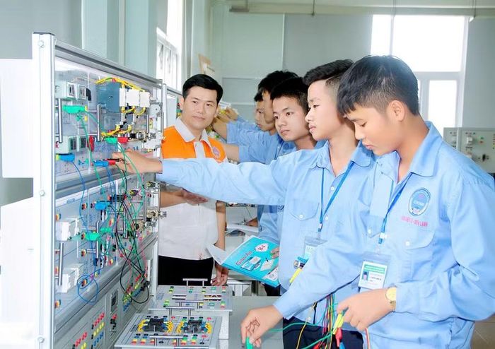 Sinh viên Trường CĐ Cơ khí nông nghiệp.