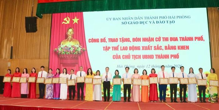 Tập thể, cá nhân được khen thưởng.