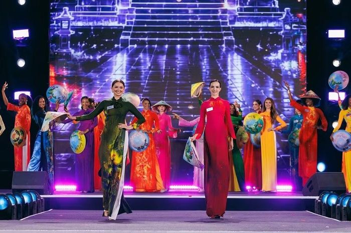 111 thí sinh cùng trình diễn áo dài trước khoảng 10.000 khán giả.