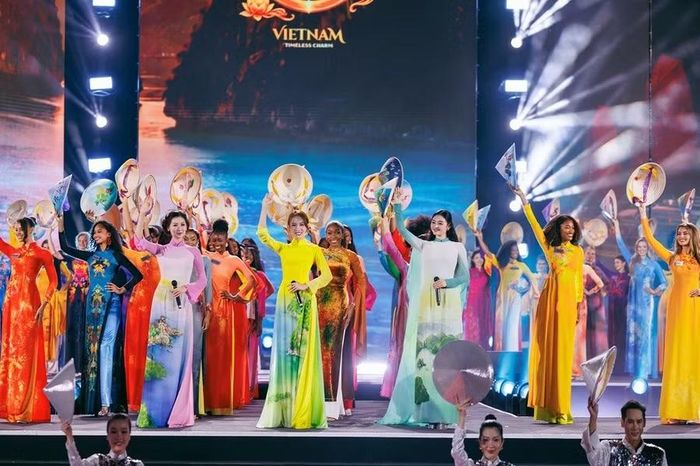 Miss World quảng bá áo dài ra thế giới.