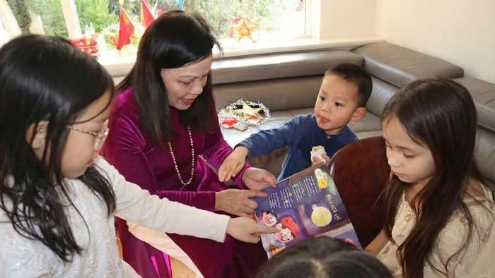 Các em nhỏ kiều bào biết thêm về truyền thống đón Trung thu tại Việt Nam qua bài thơ tiếng Việt ngắn gọn, dễ hiểu trên ấn phẩm Cầu Vồng.