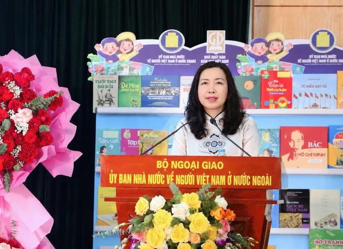 Thứ trưởng Bộ Ngoại giao Lê Thị Thu Hằng phát biểu tại Lễ Khai giảng.