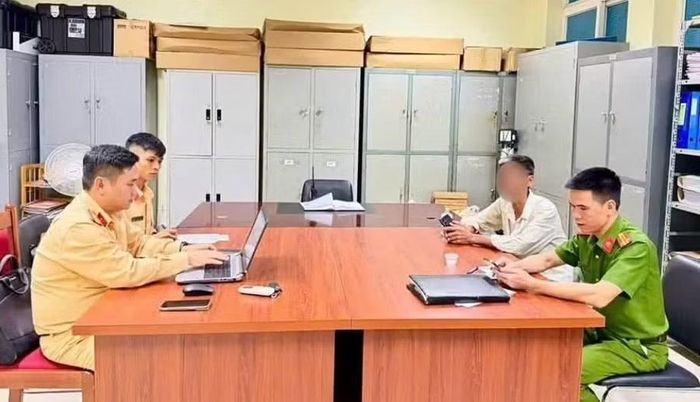 Lực lượng công an làm việc với chủ xe (ảnh Công an tỉnh Phú Thọ cung cấp).