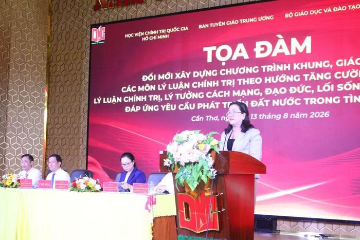 Bà Đinh Thị Mai, Phó Trưởng Ban Tuyên giáo Trung ương phát biểu kết thúc Tọa đàm và bế mạc Hội nghị.
