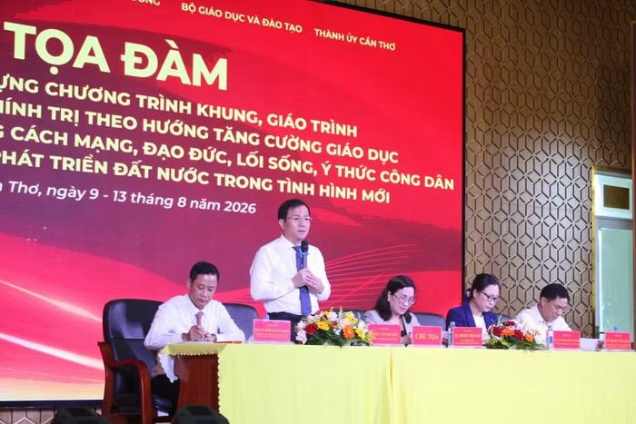 Ông Trần Văn Huyến, Phó Bí thư Thành ủy Cần Thơ trao đổi tại buổi Tọa đàm.