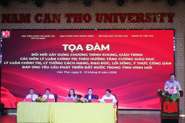 Đại biểu trình bày tham luận tại Tọa đàm.
