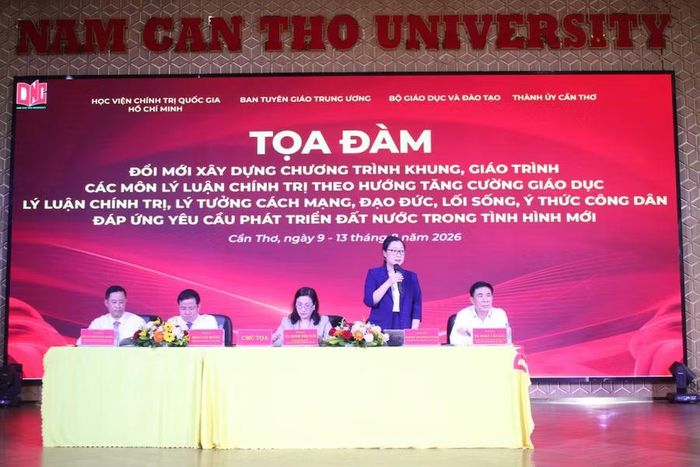 Thứ trưởng Nguyễn Thị Quyên Thanh điều hành tại Tọa đàm.