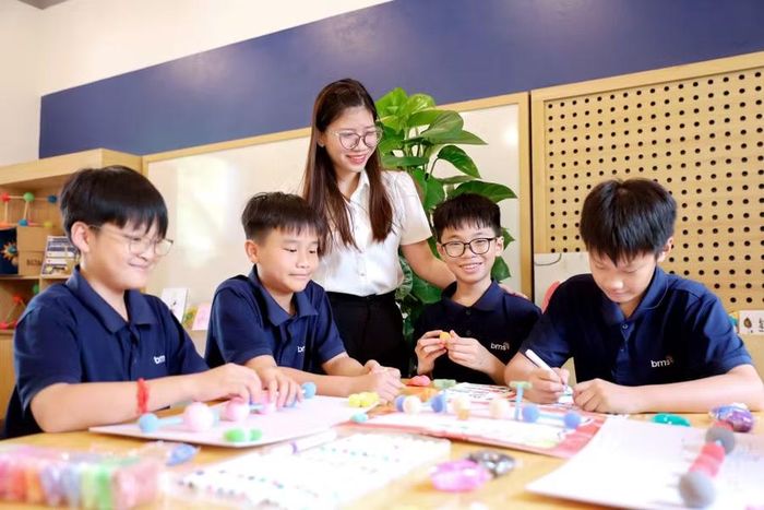 Thay vì điểm số, giáo viên cần nhìn nhận cả quá trình học tập, sự nỗ lực, khả năng vận dụng và sản phẩm thực tế của học sinh.