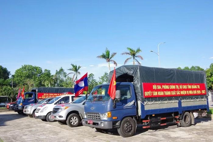 Đội 584 sẵn sàng lên đường sang tỉnh Savannakhet, Lào thực hiện nhiệm vụ theo kế hoạch. Ảnh: Xuân Diện