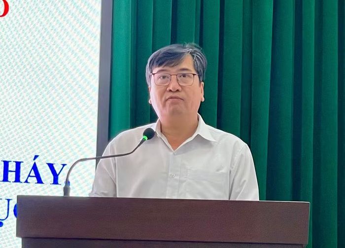 Ông Trần Bá Công, Phó Giám đốc Sở GD&ĐT Gia Lai phát biểu tại lễ ký kết.