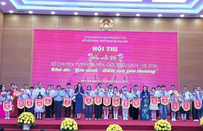 Ban tổ chức trao tặng cờ lưu niệm cho đại diện các đội thi.