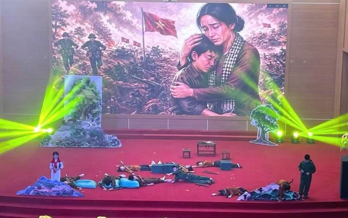 Phân cảnh xúc động trong phần thi, câu chuyện “Tuổi thơ dữ dội” của các em học sinh Trường Tiểu học Cao Xá, xã Bản Nguyên.