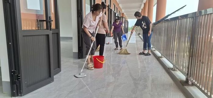 Trường PTNT TH&THCS Thanh Nưa (Điện Biên) lau dọn trường lớp chuẩn bị đón năm học mới.