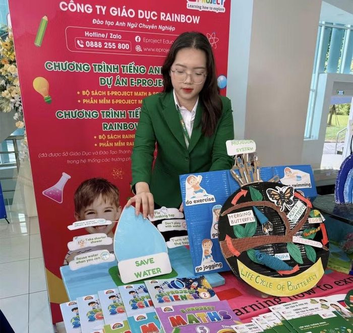 Các tài liệu tiếng Anh được giới thiệu bên lề hội nghị nhằm tăng cường dạy học tiếng Anh cho học sinh.
