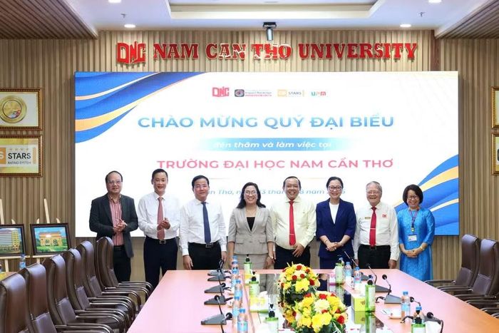 Đại biểu chụp ảnh lưu niệm.