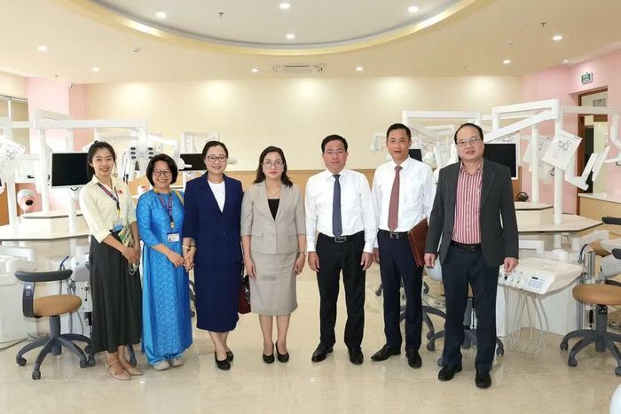 Đại biểu tham quan Bệnh viện tiền lâm sàng và Trung tâm huấn luyện kỹ năng y khoa.