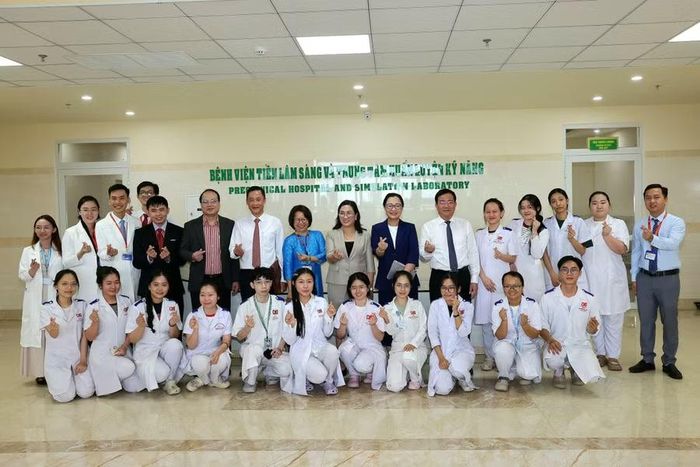 Đại biểu chụp ảnh cùng cán bộ, giảng viên, sinh viên tại Bệnh viện tiền lâm sàng và Trung tâm huấn luyện kỹ năng y khoa.