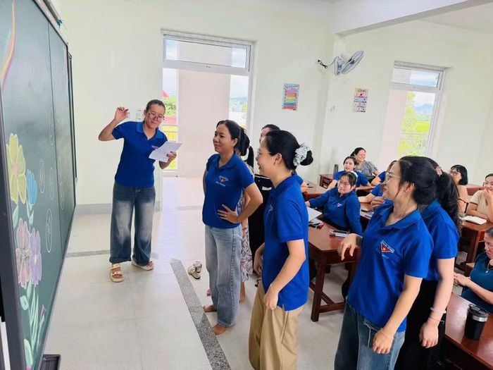 Trường Tiểu học số 2 Hòa Phước (phường Hòa Xuân, TP Đà Nẵng) tổ chức bồi dưỡng kỹ năng sử dụng Tiếng Anh trong hoạt động dạy học cho giáo viên.