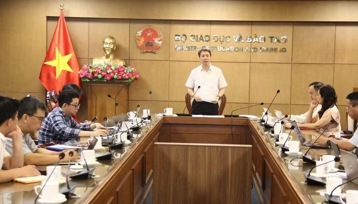 Thứ trưởng Bộ GD&ĐT Phạm Quang Hưng kết luận buổi họp.
