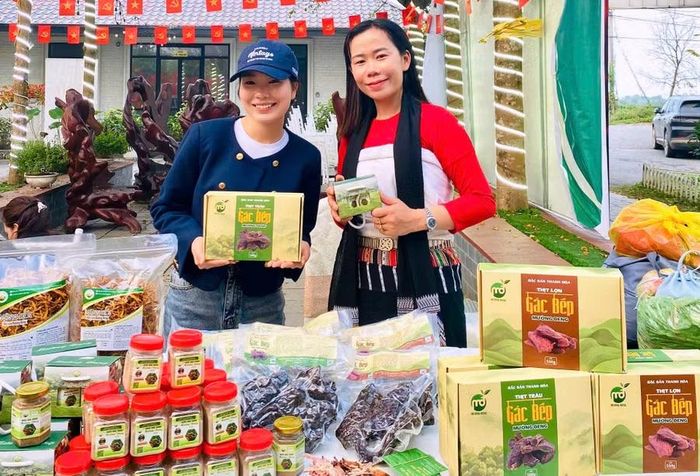 Chị Hà Thị Xem (áo đỏ) bên gian hàng trưng bày tại Đại hội Liên minh Hợp tác xã tỉnh Thanh Hóa lần thứ VII (nhiệm kỳ 2025–2030).