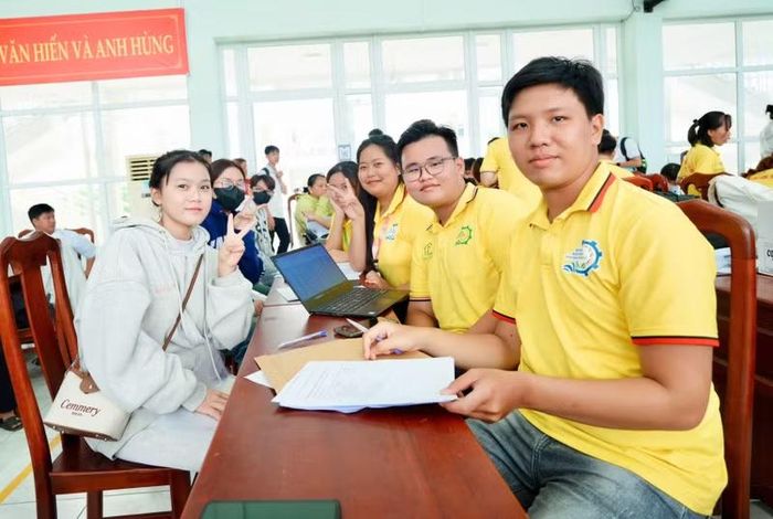 Tại khu vực nhập học, đội ngũ viên chức, giảng viên và sinh viên tình nguyện có mặt từ sớm để hướng dẫn tân sinh viên kiểm tra hồ sơ, hoàn tất các thủ tục và giải đáp những vấn đề liên quan.