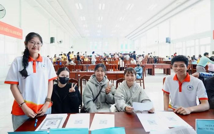 Ngày đầu nhập học khép lại với những nụ cười, những cái bắt tay đón chào một hành trình mới. Với mỗi tân sinh viên, đây sẽ là một trong những ngày đáng nhớ của quãng đời đại học.