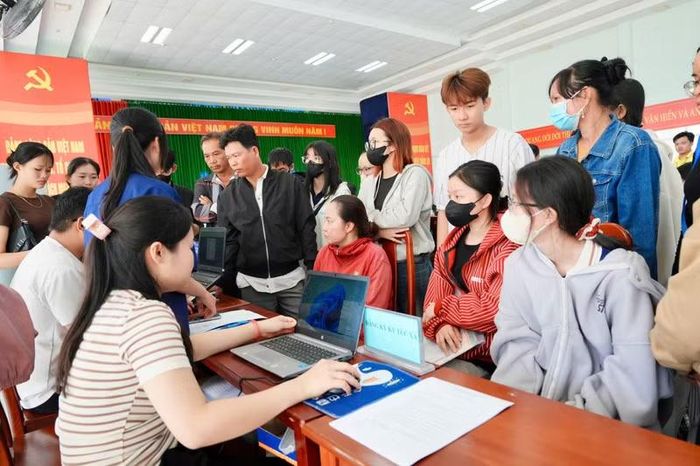 Nhiều tân sinh viên chia sẻ, đây không chỉ là ngày các em hoàn tất các thủ tục cần thiết mà còn là dấu mốc chính thức bước vào môi trường mới khi trở thành thành viên của ngôi nhà chung Trường Đại học Kiên Giang.