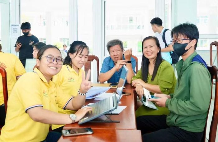 Đồng hành cùng con trong ngày đầu nhập học, nhiều phụ huynh không giấu được niềm vui và sự xúc động khi chứng kiến khoảnh khắc con chính thức bước vào giảng đường đại học.