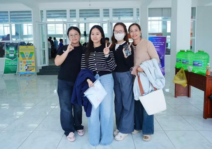 Ghi nhận ngày 13/8, từng nhóm tân sinh viên cùng phụ huynh có mặt tại Trường Đại học Kiên Giang, mang theo hồ sơ, hành trang và cả những kỳ vọng về chặng đường học tập mới.
