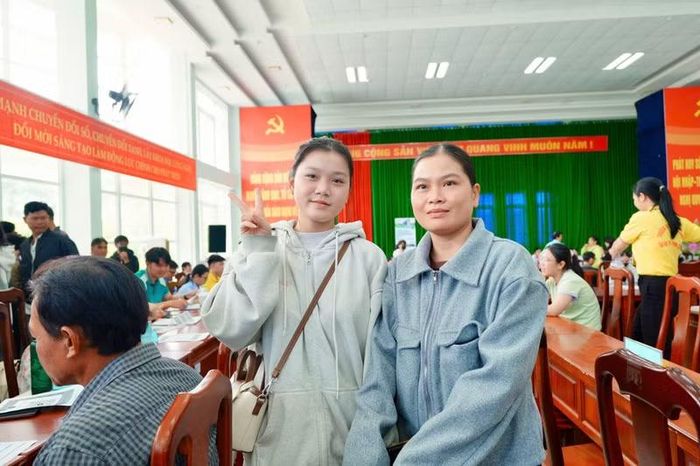 Các tân sinh viên tranh thủ lưu lại những bức ảnh đầu tiên tại trường cùng người thân, gia đình.