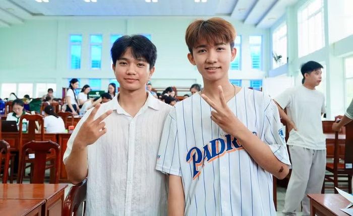 Không khí tại các khu vực làm thủ tục luôn rộn ràng tiếng trò chuyện. Những tân sinh viên lần đầu gặp gỡ bạn bè mới, cùng nhau trao đổi về ngành học, lớp học và những dự định sắp tới.
