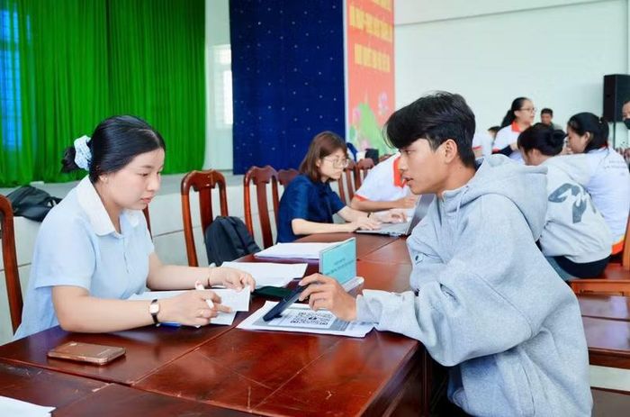 Sự hỗ trợ tận tình giúp các em nhanh chóng làm quen với môi trường mới, đồng thời giảm bớt những bỡ ngỡ trong ngày đầu nhập học.