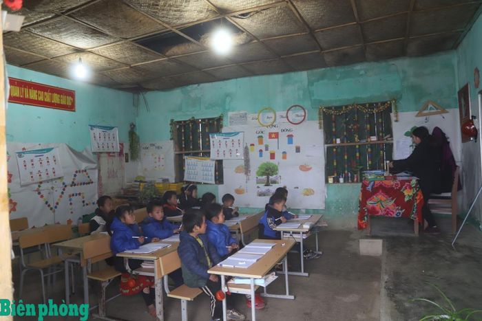 Điều kiện cơ sở vật chất phục vụ công tác giáo dục tại khu vực biên giới còn nhiều hạn chế, do đó chủ trương xây dựng trường nội trú liên cấp tiểu học và trung học cơ sở khang trang, hiện đại được coi là một bước đi đột phá nhằm nâng cao chất lượng giáo dục, được thầy, cô giáo, học sinh, phụ huynh hết sức ủng hộ. Ảnh: Bích Nguyên