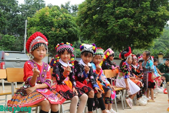 Các cháu học sinh khu vực biên giới háo hức đón chờ những ngôi trường mới khang trang, sạch đẹp, hiện đại. Ảnh: Bích Nguyên