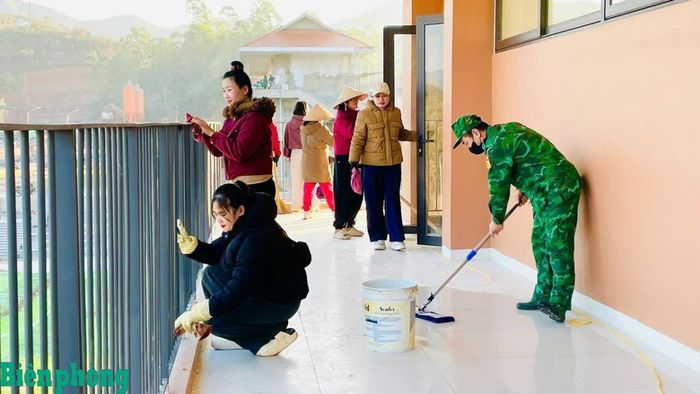 Cán bộ Bộ đội Biên phòng tỉnh Điện Biên cùng các thầy, cô giáo dọn dẹp, vệ sinh Trường nội trú liên cấp Tiểu học và Trung học cơ sở Si Pa Phìn trước khi ngôi trường chính thức đi vào hoạt động. Ảnh: Anh Dũng