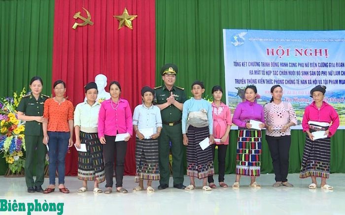 Đại tá Hoàng Văn Hùng, Bí thư Đảng ủy, Chính ủy Bộ đội Biên phòng tỉnh Thanh Hóa tặng quà cho phụ nữ xã Yên Khương trong Chương trình "Đồng hành cùng phụ nữ biên cương". Ảnh: Hải Chuyền