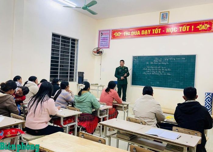 Cán bộ Đồn Biên phòng Tam Chung, Bộ đội Biên phòng tỉnh Thanh Hóa dạy chữ cho nhân dân trên địa bàn. Ảnh: Nguyên Túc