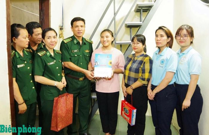 Cán bộ Bộ đội Biên phòng tỉnh Khánh Hòa cùng các tổ chức đoàn thể địa phương thăm hỏi, động viên và trao quà hỗ trợ Trúc Lam vươn lên trong học tập. Ảnh: Văn Tân